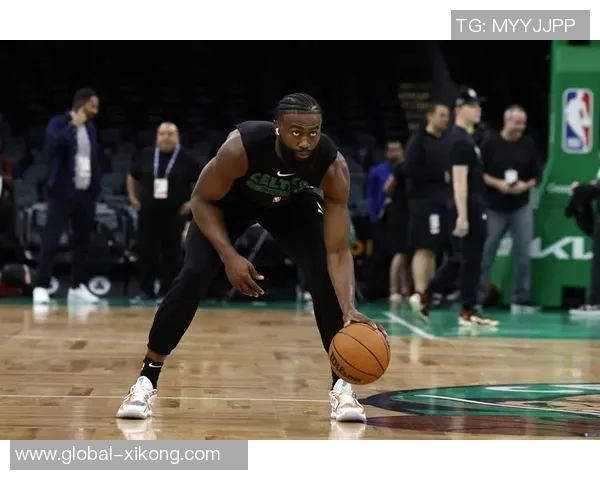 杰伦布朗本赛季表现惊艳场均293分63篮板5助攻创生涯新高